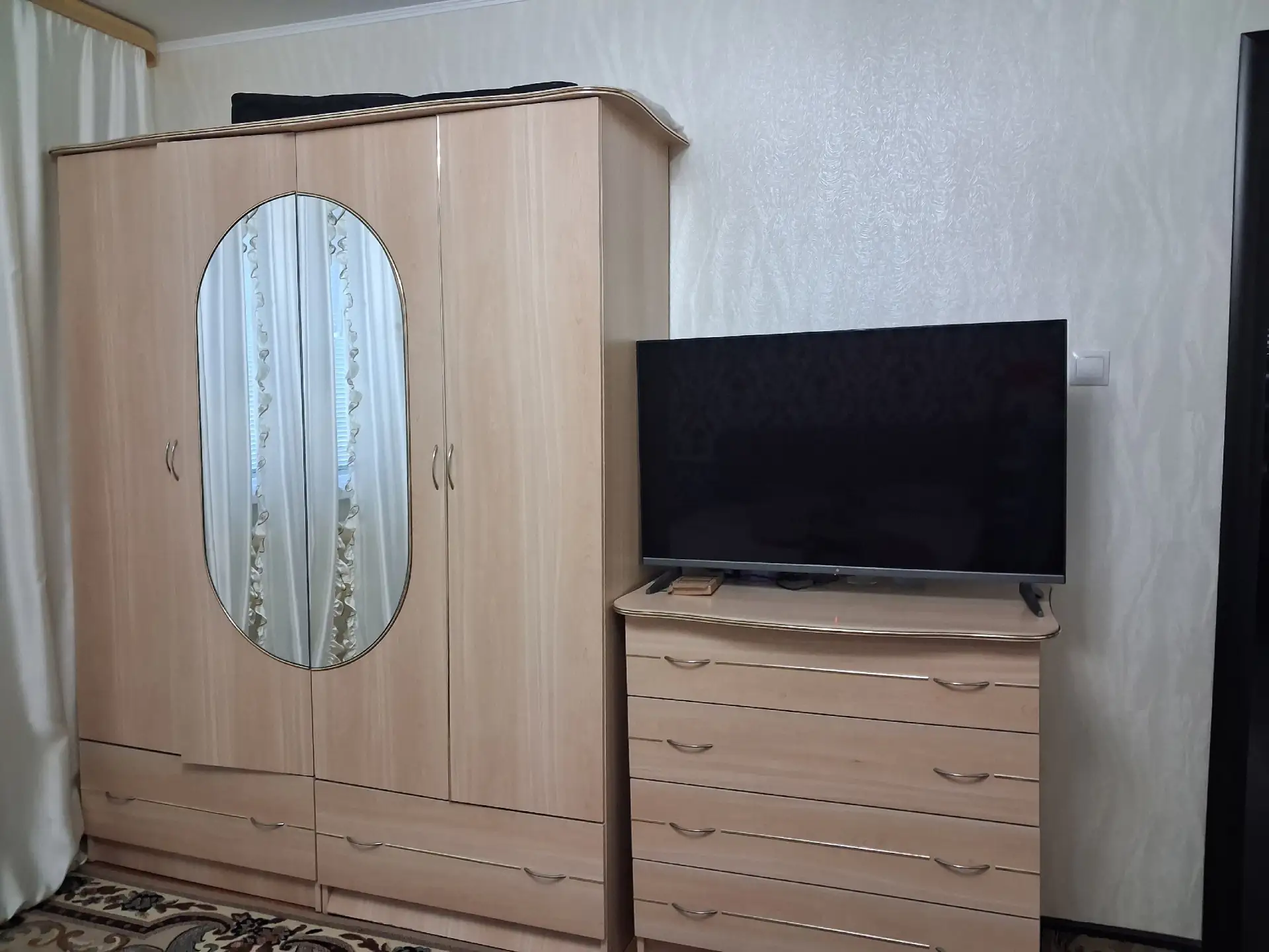 Продам шкаф, комод, тумбы, трельяж. Недорого.  Тел. 8-964-872-20-97.
