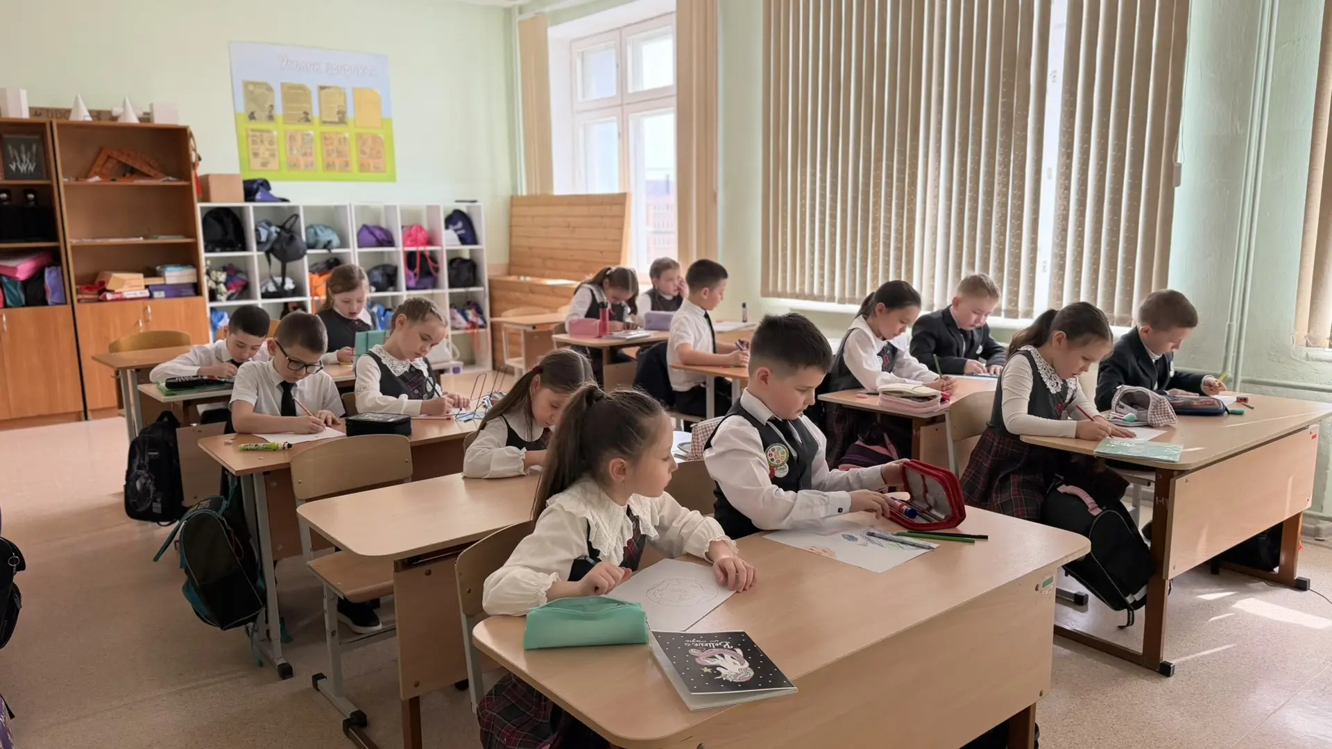 🚀 Наше космическое приключение с 1 «А»!  Сегодня на внеурочном занятии по английскому языку мы отпра