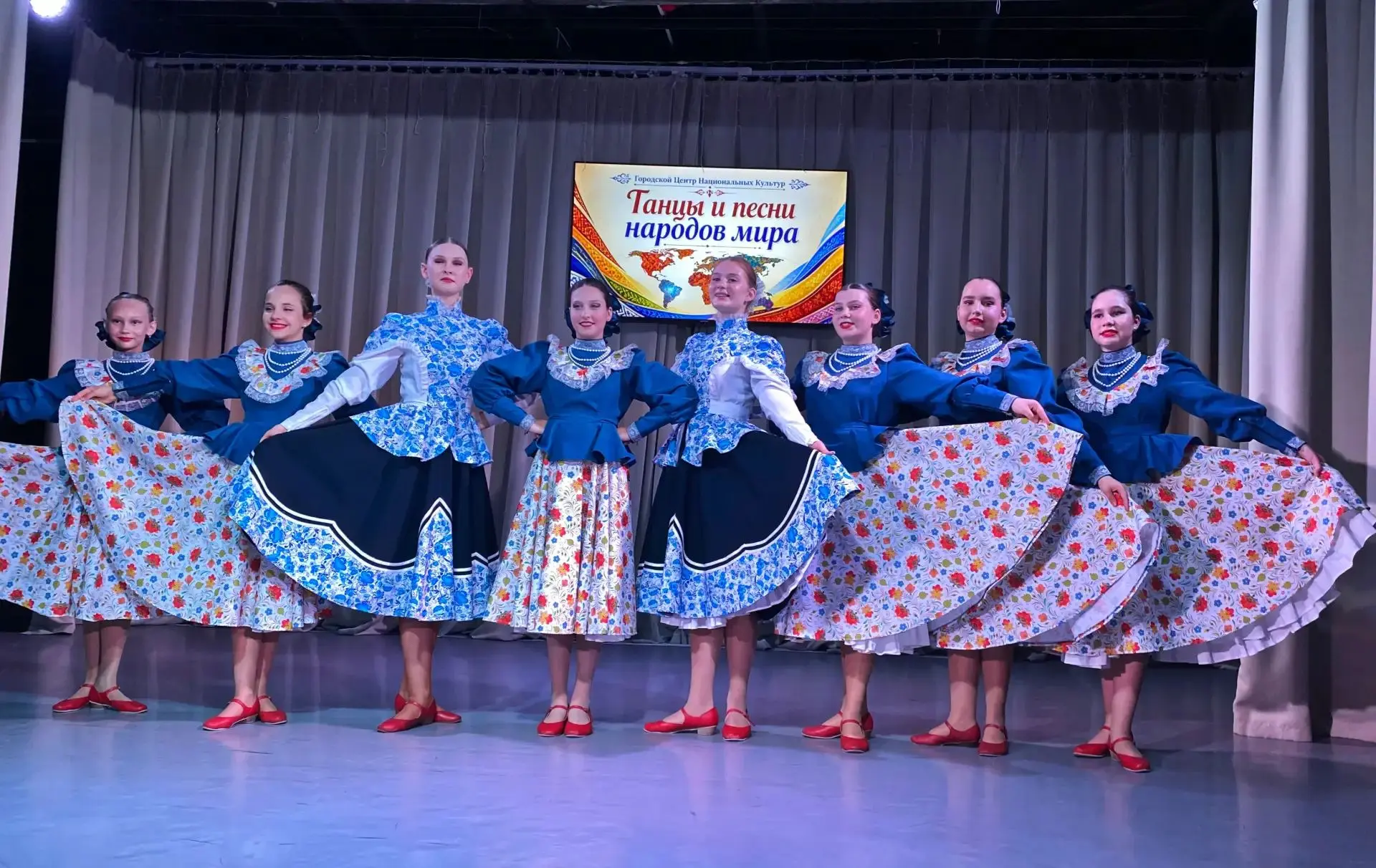 На сцене Городского центра национальных культур с большим успехом прошёл концерт «Танцы...
