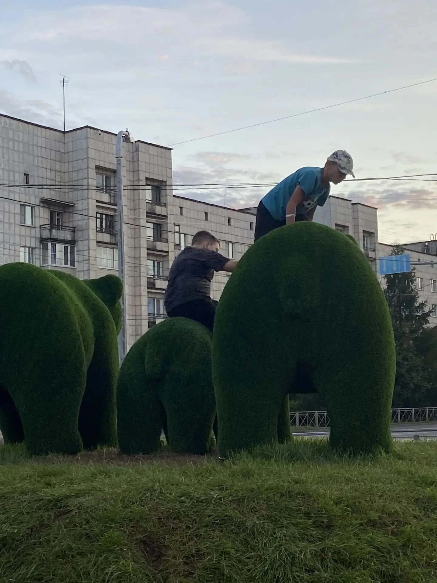 Это просто безобразие! Люди стоят, смотрят, как эти двое взбираются по спинам зеленых м...