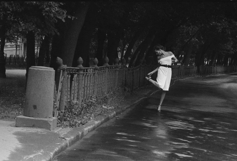 Столичная красотка на Страстном бульваре. Фото Владимира Богданова, 1992 год.