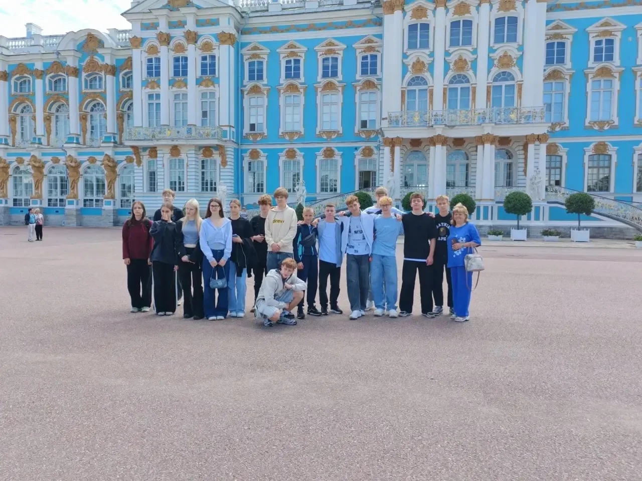 🔥Выпускники 9 Б класса вместе                  с классным руководителям Еленой Семеновной   Заболот