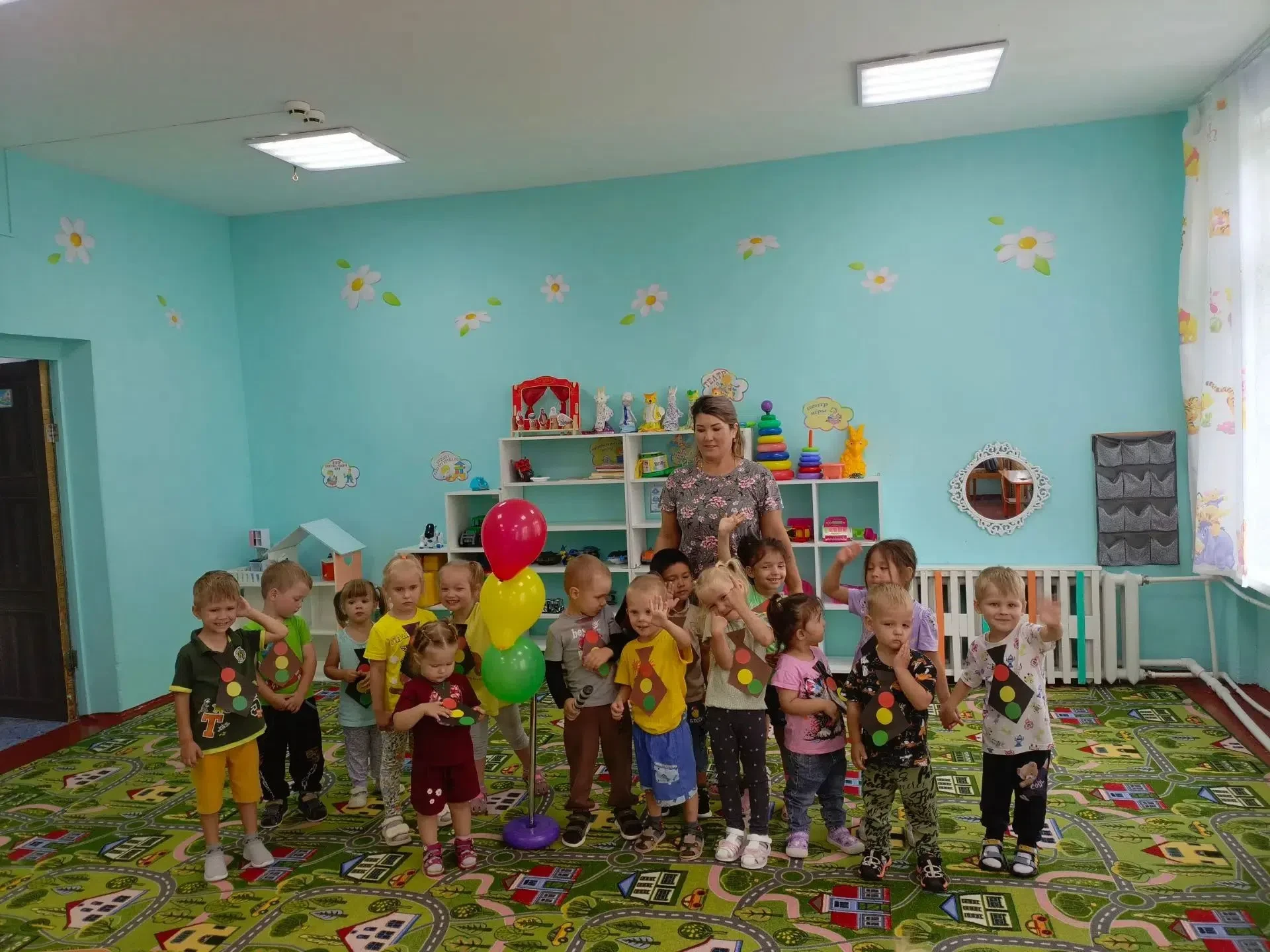Тематический день "Международный День светофора" в младшей группе. В этот день появился...