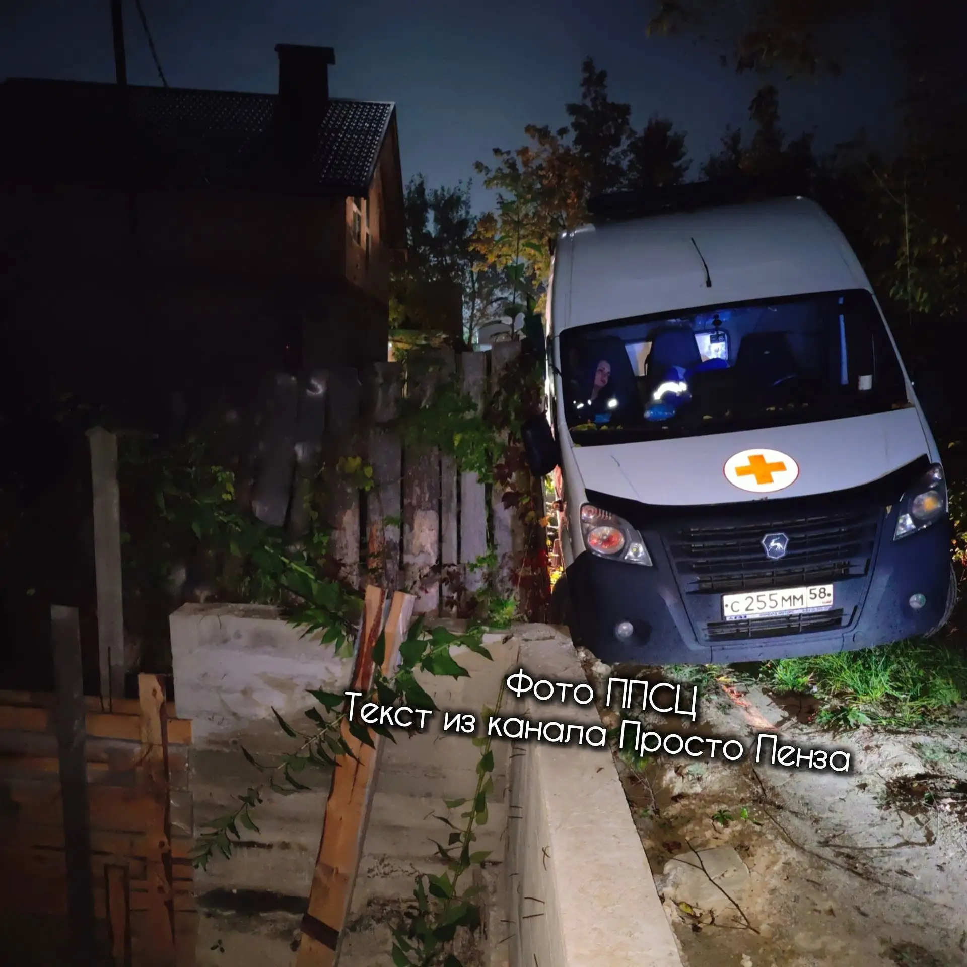 В Пензе спасателям пришлось доставать автомобиль реанимации из ямы.