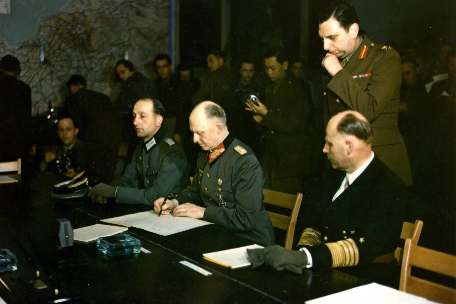 7 мая 1945 года  В 2:41 ночи 7 мая во французском Реймсе был подписан предварительный акт о капитуля