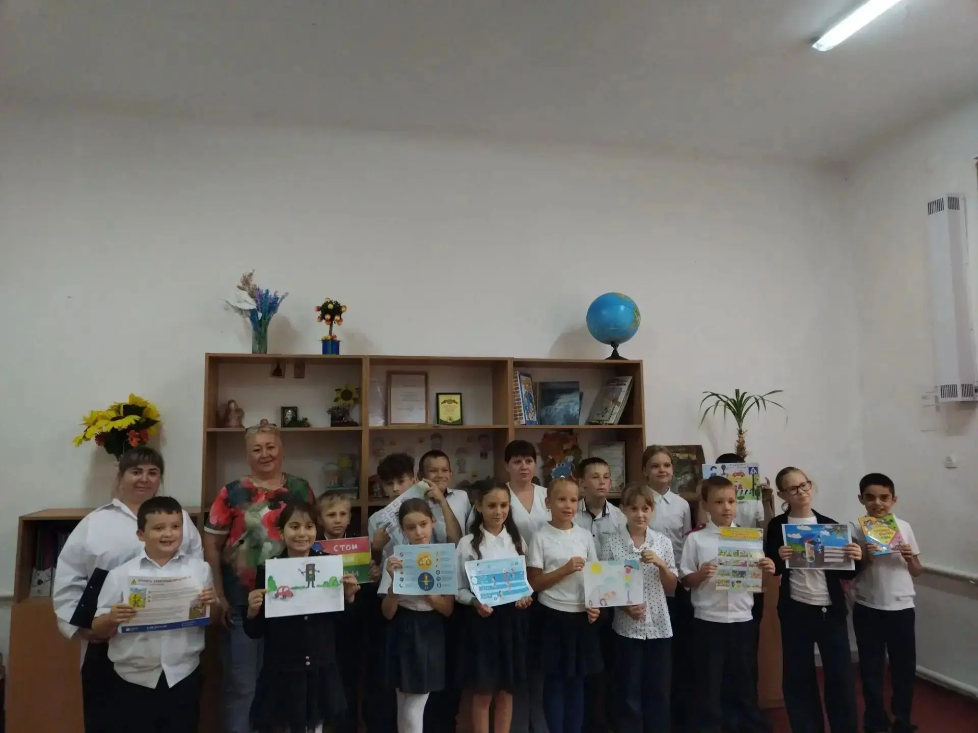 Работники культуры провели для учащихся конкурсную программу "Грамотный пешеход", напра...