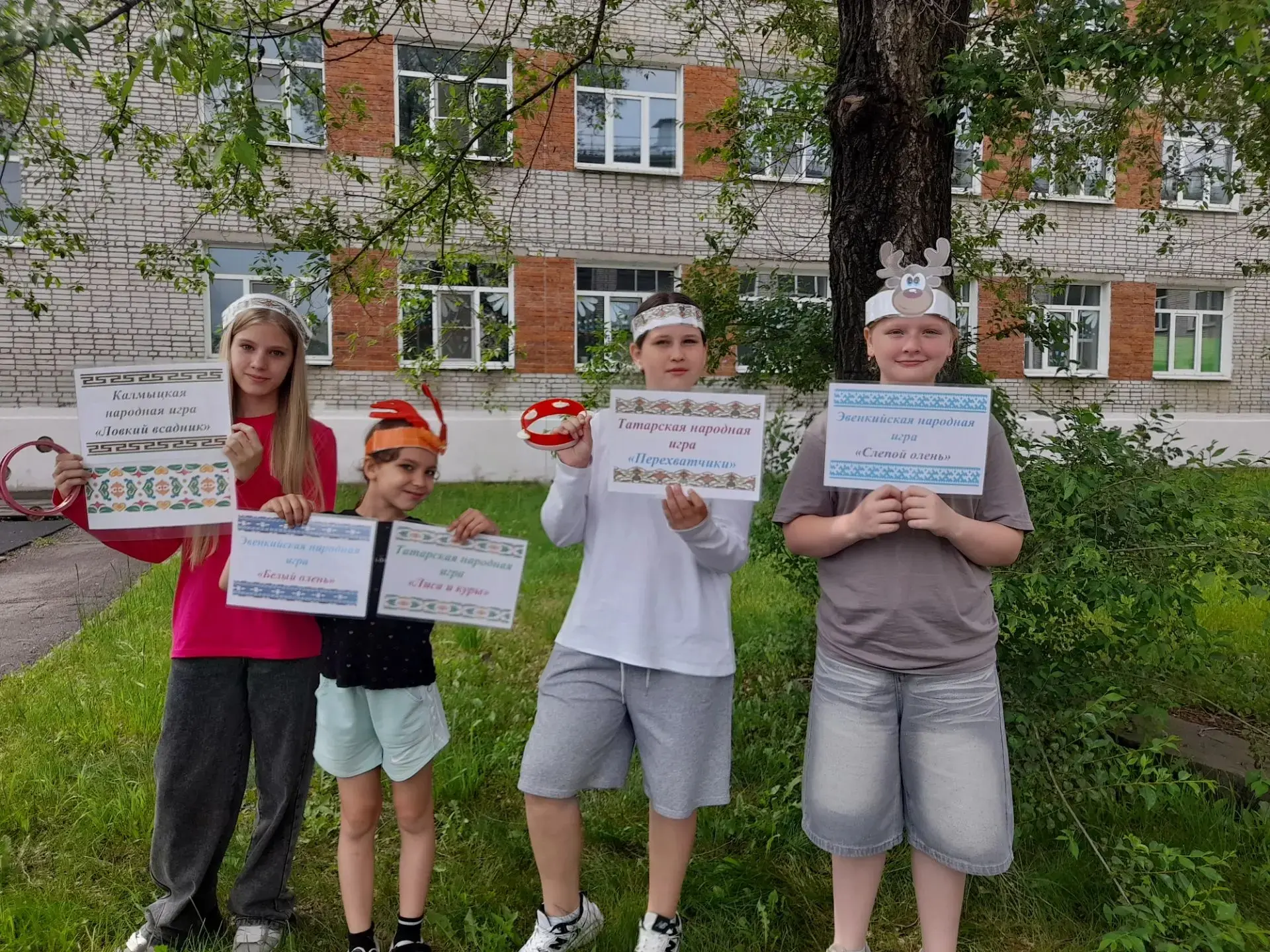 На пришкольном летнем лагере сегодня День единства народов России. Вожатые 4 отряда "Амба" провели д