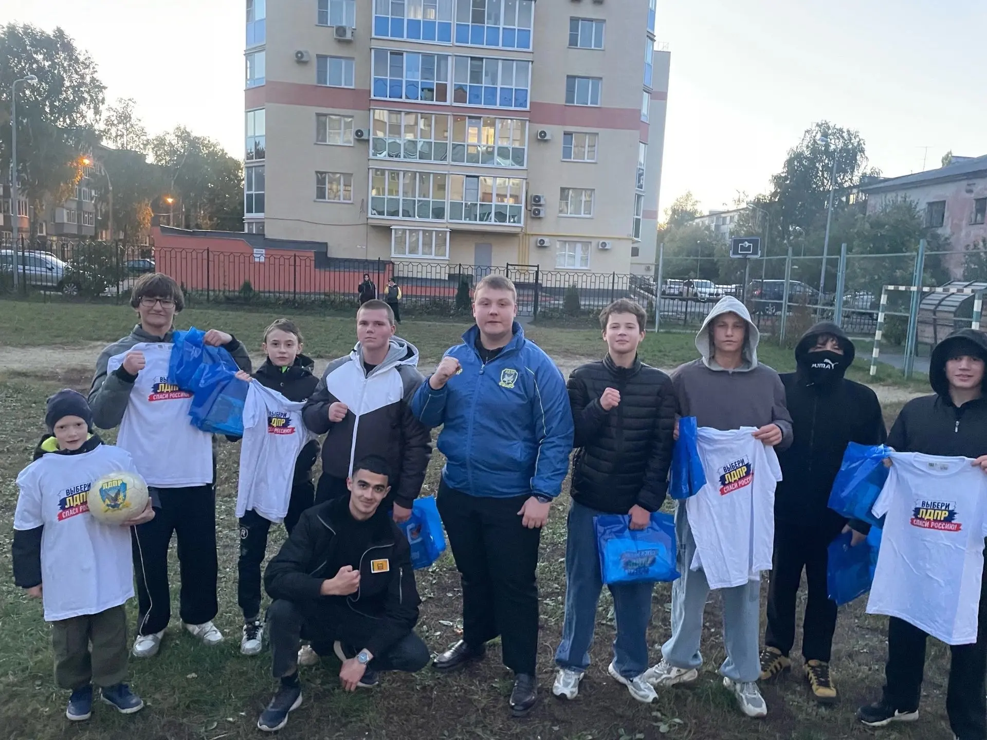 В Пензе активисты ЛДПР провели дворовой футбольный матч