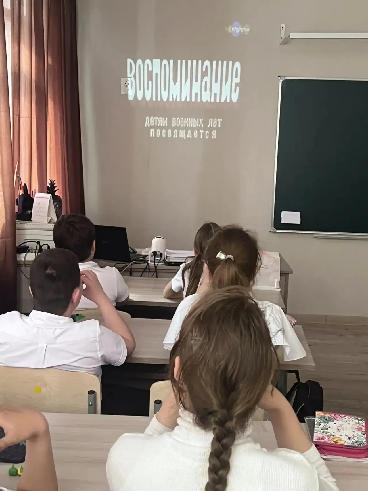 В нашей школе кипит патриотическая работа в преддверии Дня Победы:  ученики с увлечением смотрят тем