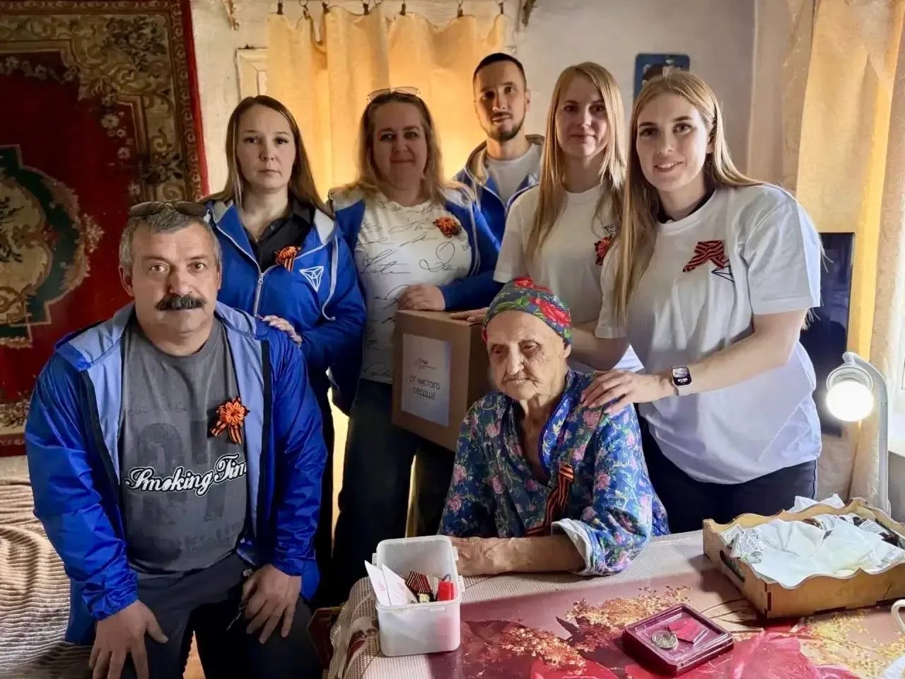 В Карабаше волонтёры помогли двум пожилым ветеранам, отметившим 85 и 97 лет. Обе женщин...