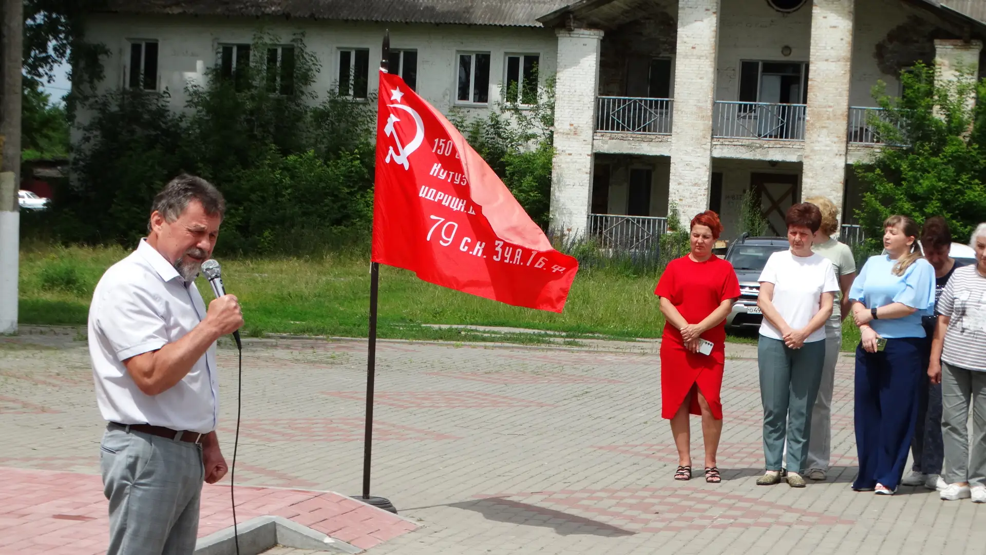 Сегодня у братской могилы в поселке имени Карла Либкнехта прошел митинг, посвященный Дню памяти и ск