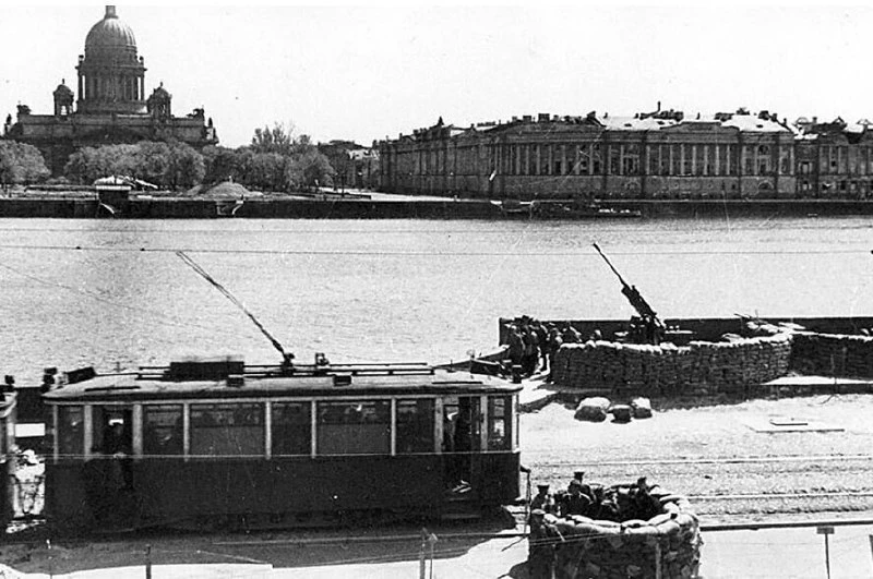 🛡 Зенитная батарея на Университетской набережной. Ленинград, июнь 1942 года.