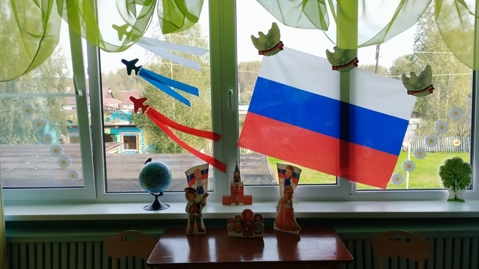 В преддверии Дня флага России наш детский сад принял участие в акции #ОкнаРоссии