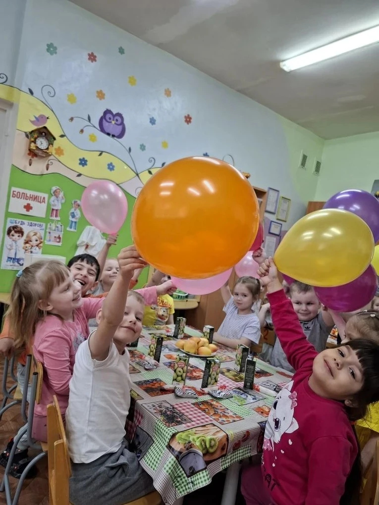 Сегодня в нашей средней группе "Малинка" мы отмечали день Рождение! Первый юбилей Макси...