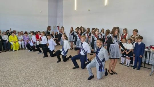 Последний звонок! В стране прозвенели последние звонки.Депутаты Думы Камышловского муни...