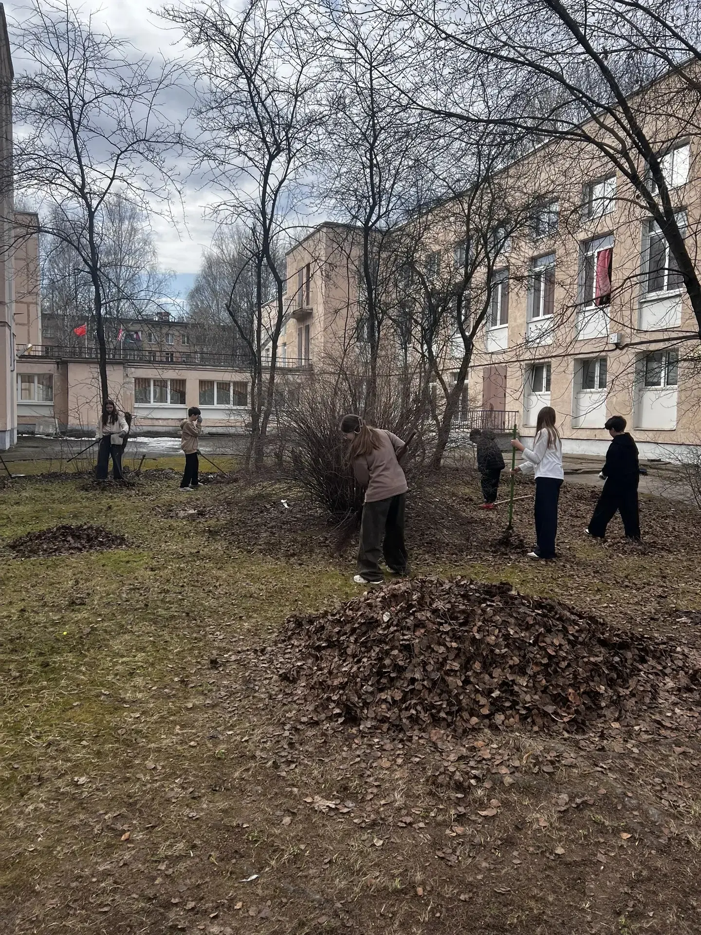 🌿В рамках Всероссийской акции «Зелёная весна» и в честь Всемирного дня Земли старшеклассники нашей ш