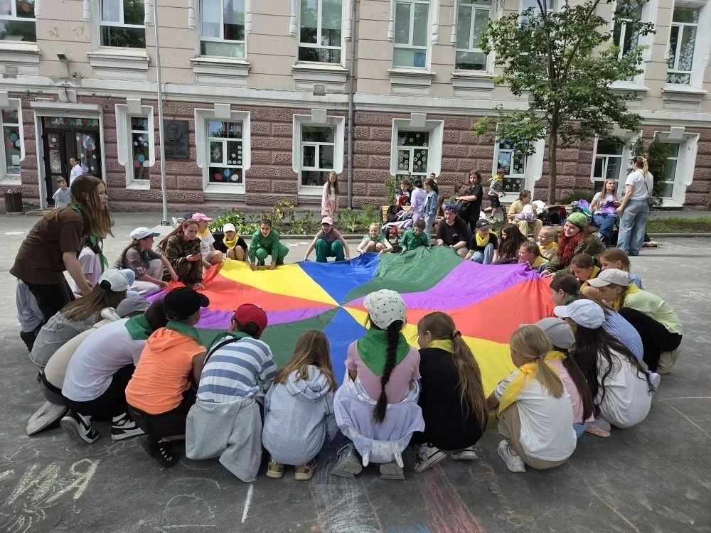 В нашем пришкольном лагере прошёл ещё один полный впечатлений день!☀️ 

С утра ребята сходили в теат