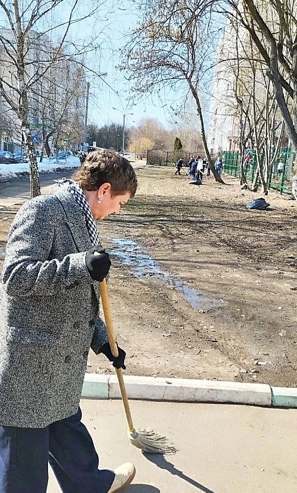 🌳🏣🧹В заботе о школе: субботники  Я верю в одно: если мы любим, мы заботимся. И эту заботу видно нево