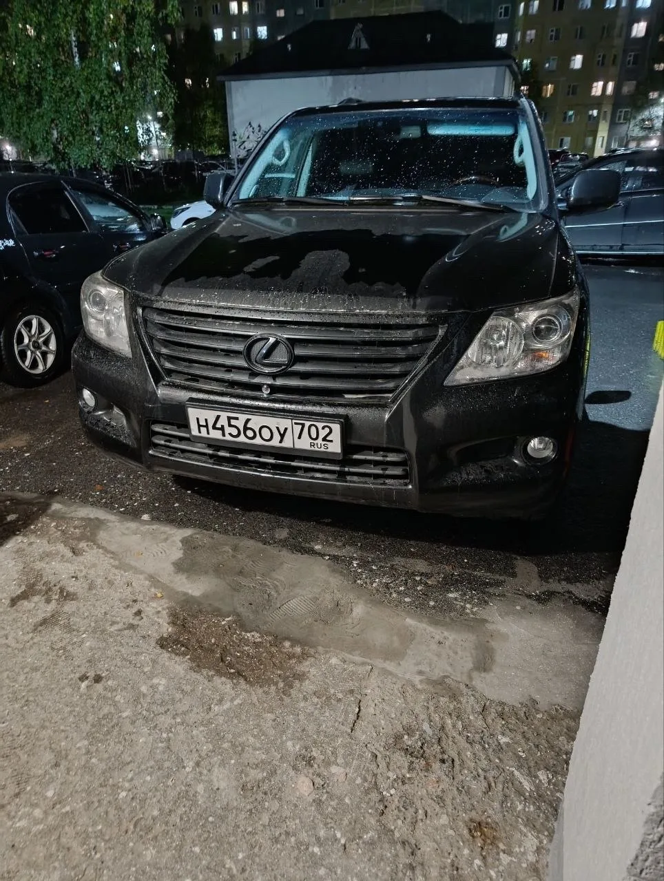 Житель одного из домов пожаловался на водителя, который припарковал автомобиль прямо у ...