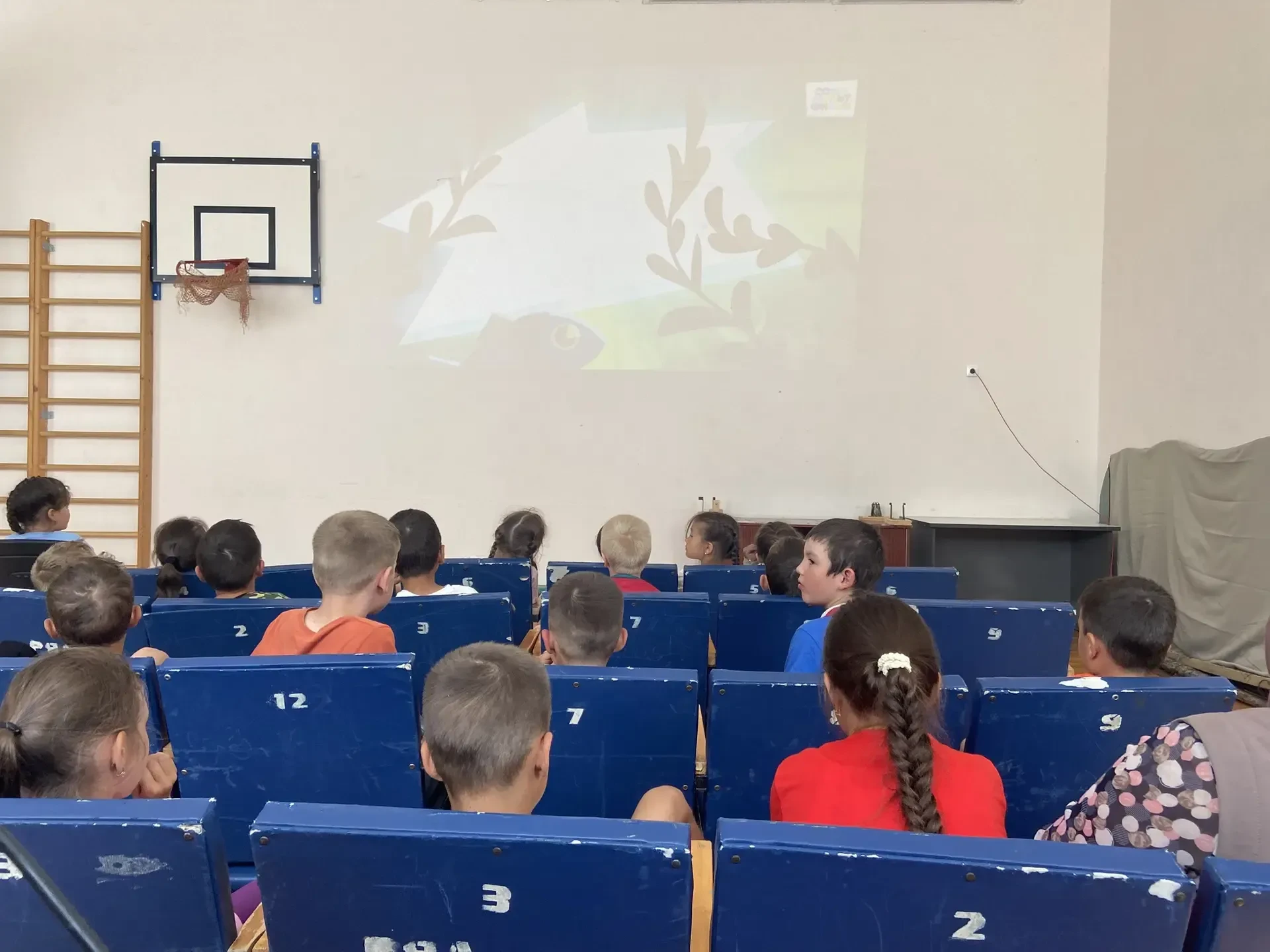 Сегодня в пришкольном лагере "Ромашка" День кино. Дети посмотрели сказки и мультфильмы.             