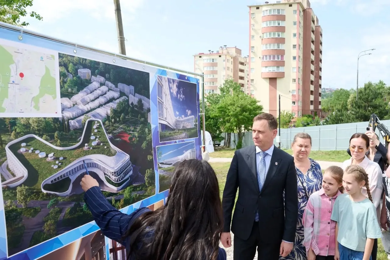 🔹 На улице Яна Фабрициуса в Хостинском районе дан старт строительству школы на 800 мес...