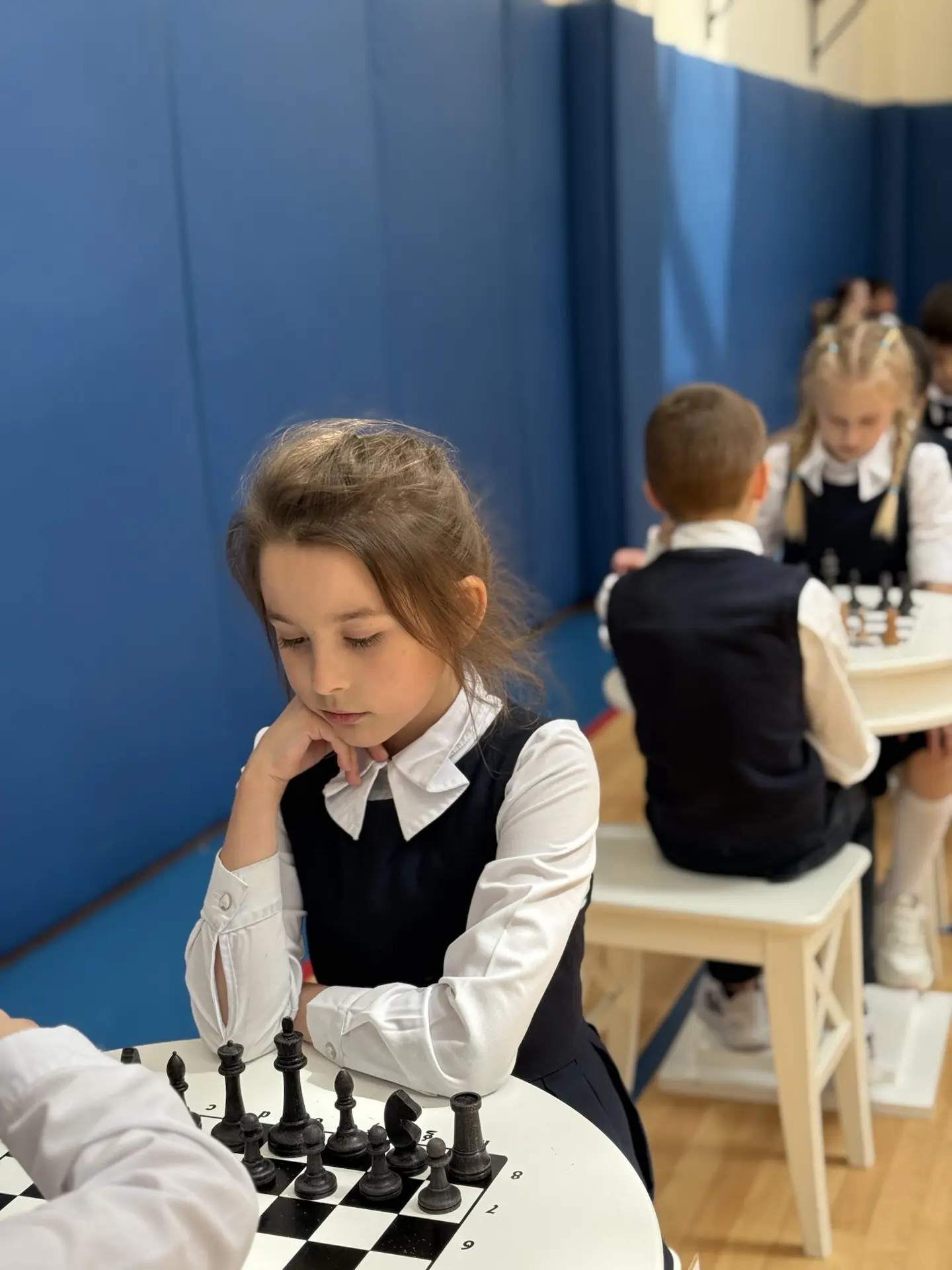 В начальной школе прямо сейчас идет шахматный турнир ♟️  Маленькие стратеги сражаются за звание лучш