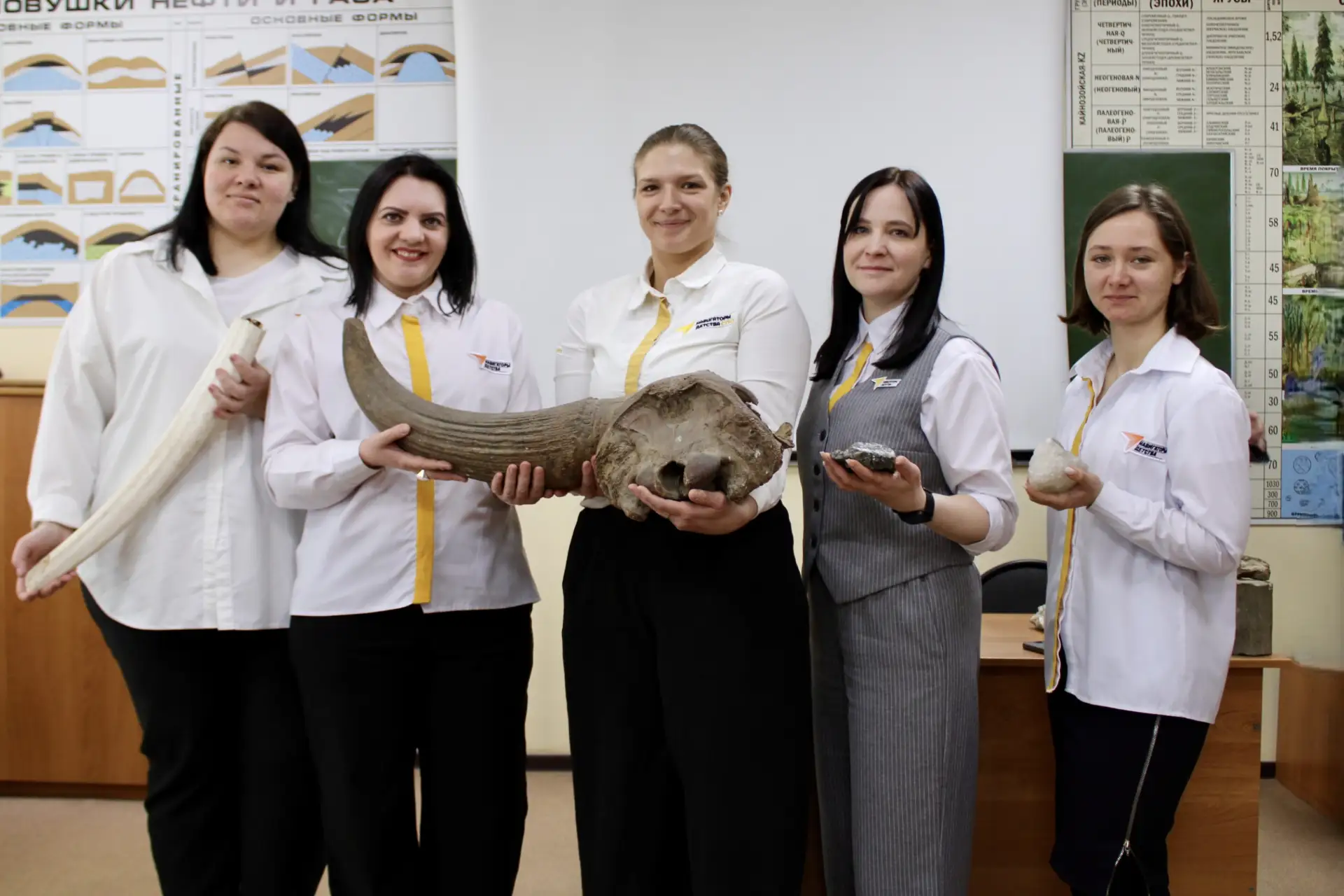 Профессиональный праздник, День геолога, посвящён труду людей, которые изучают строение Земли, её со