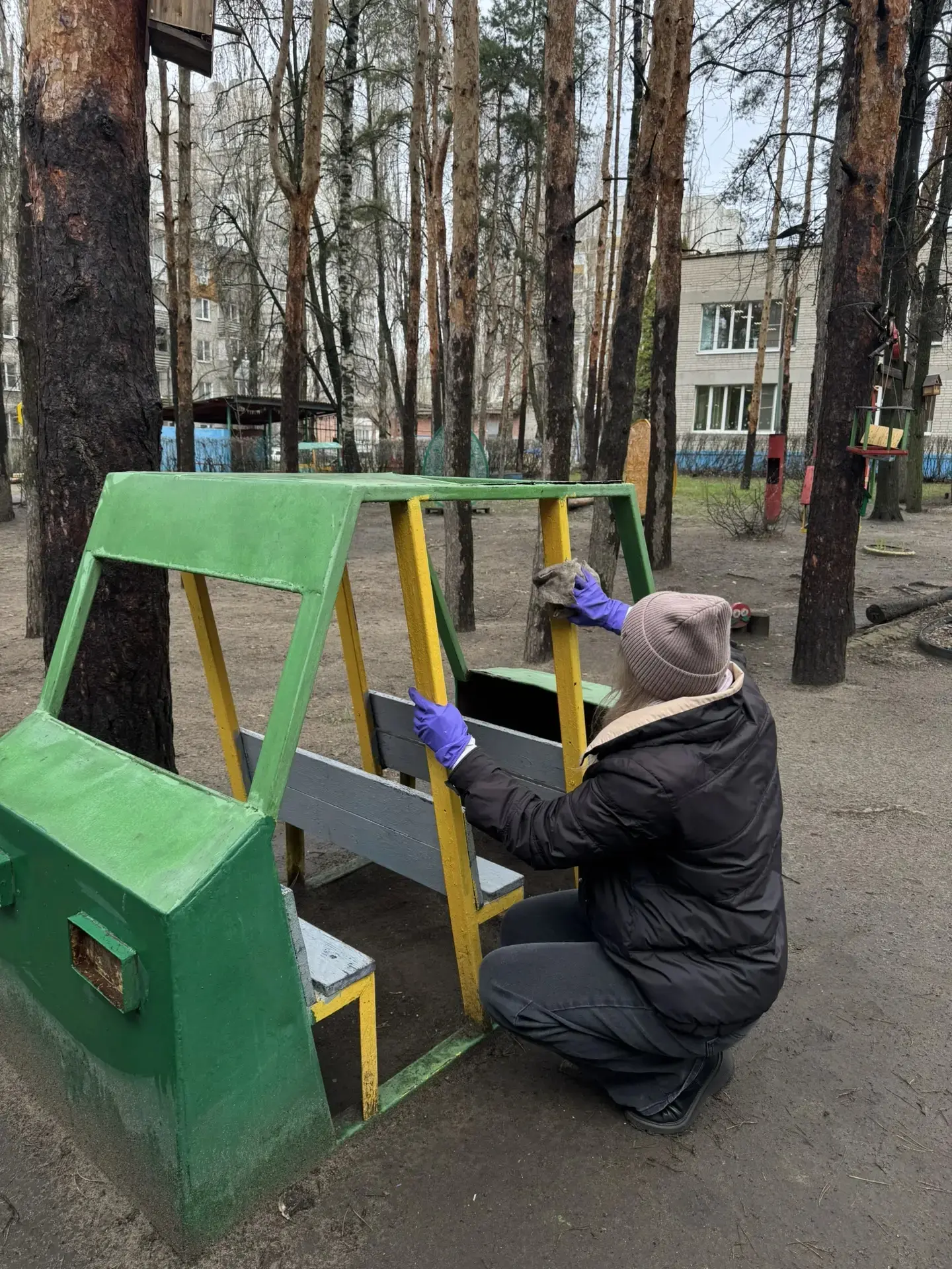 🧹Родители группы "Сказка" приняли активное участие в благоустройстве группового участк...