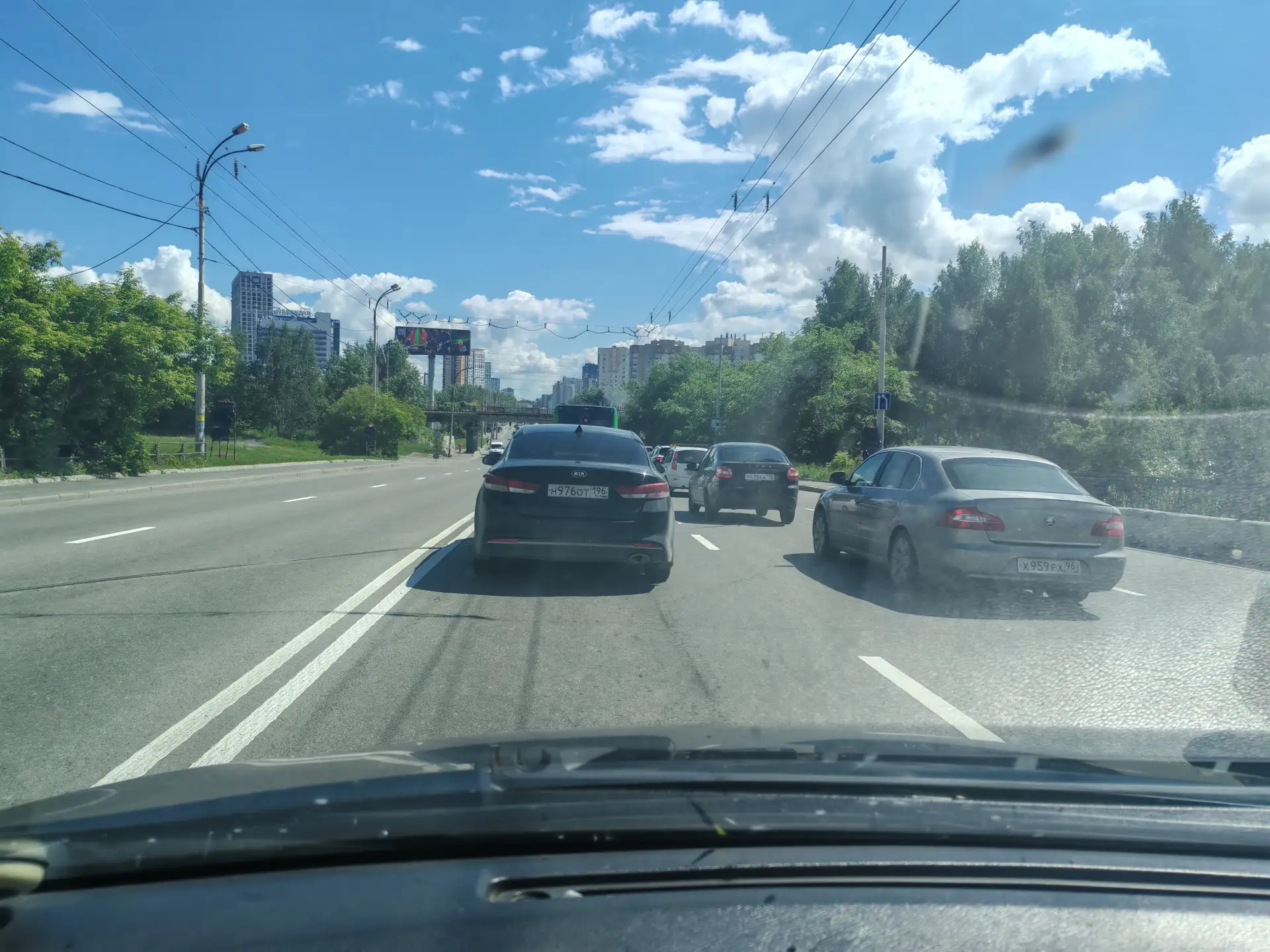 Большая пробка на Белинского-Щербакова в сторону Чялибнского тракта