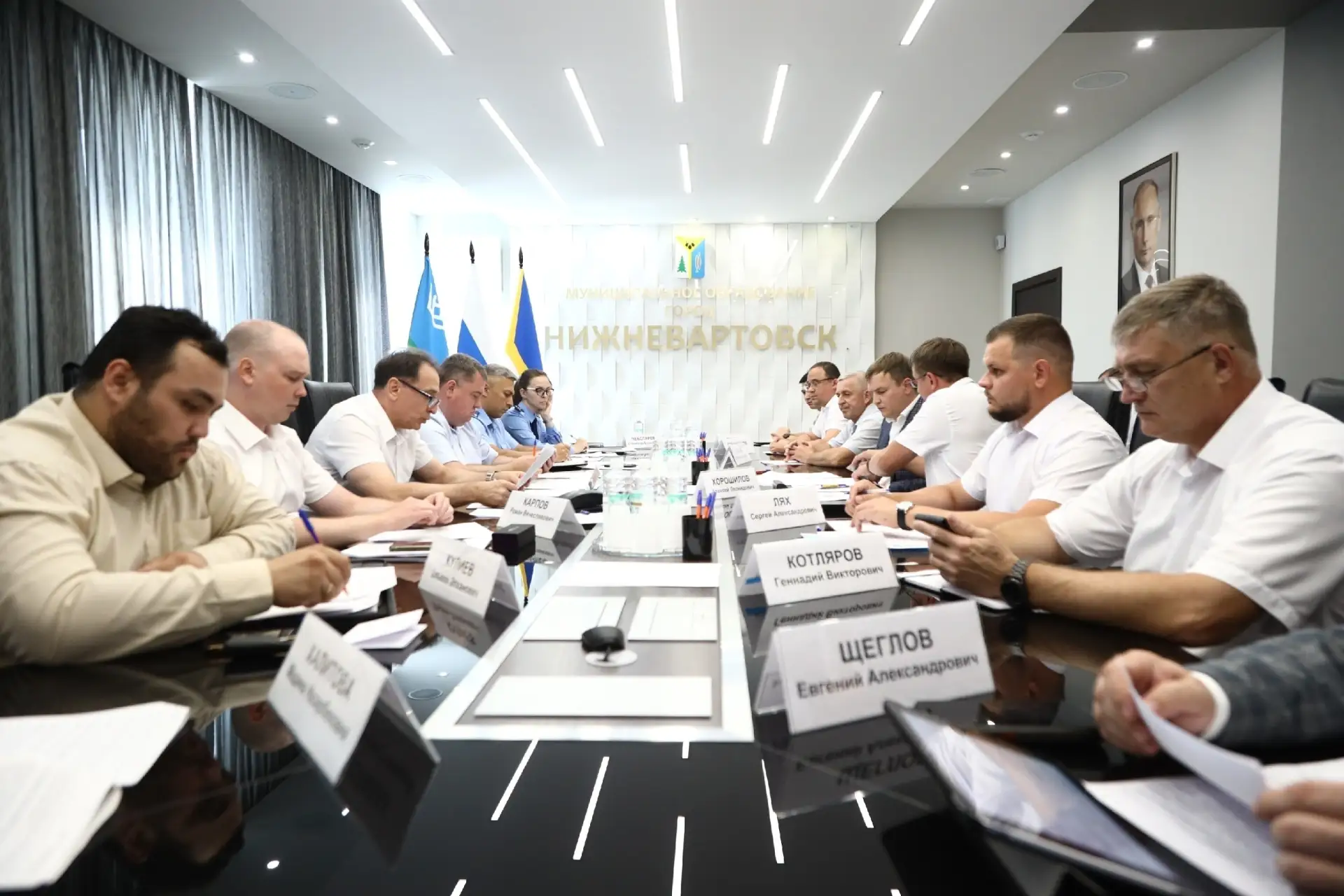 Дмитрий Кощенко, глава города, организовал рабочее совещание с руководителями организаций, которые п
