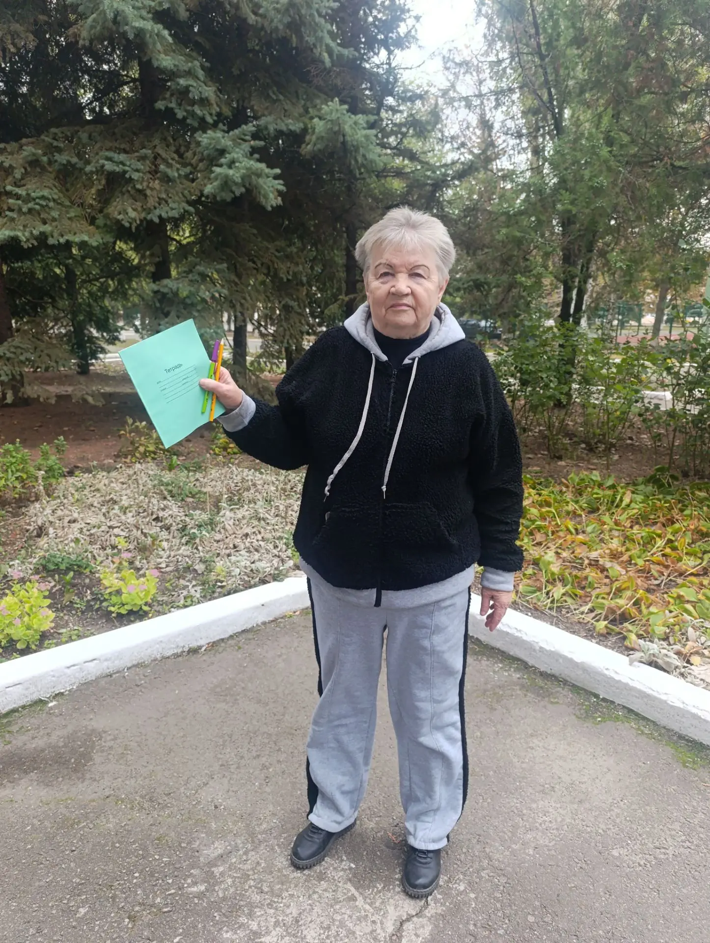 Культороганизатор Кировского парка поздравила пожилых людей нашего города с Днём пожило...