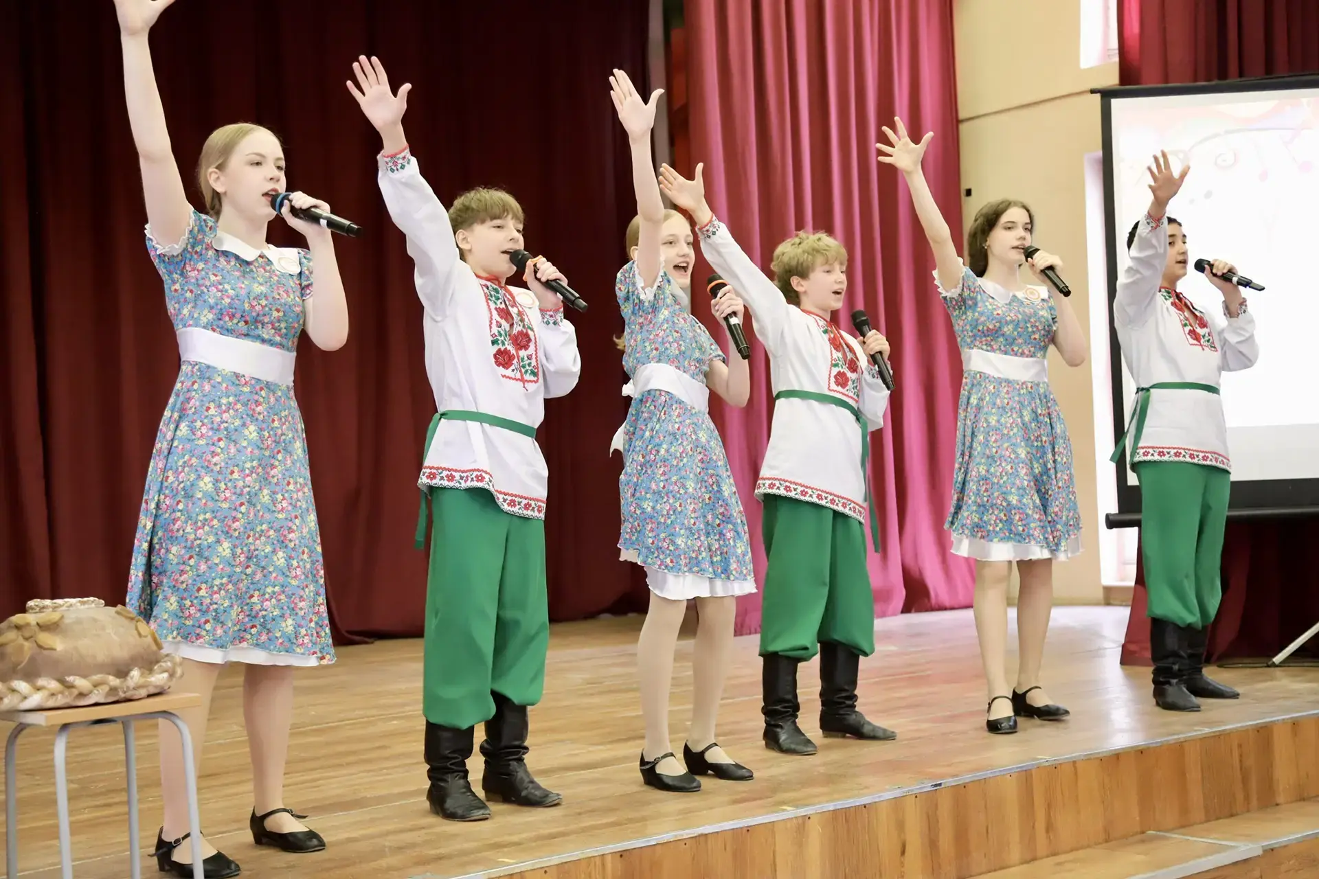 ВЕСЕННИЙ КВН «В РУССКОМ СТИЛЕ»  🤩 Сегодня наш Образовательный квартал снова наполнился смехом, музык