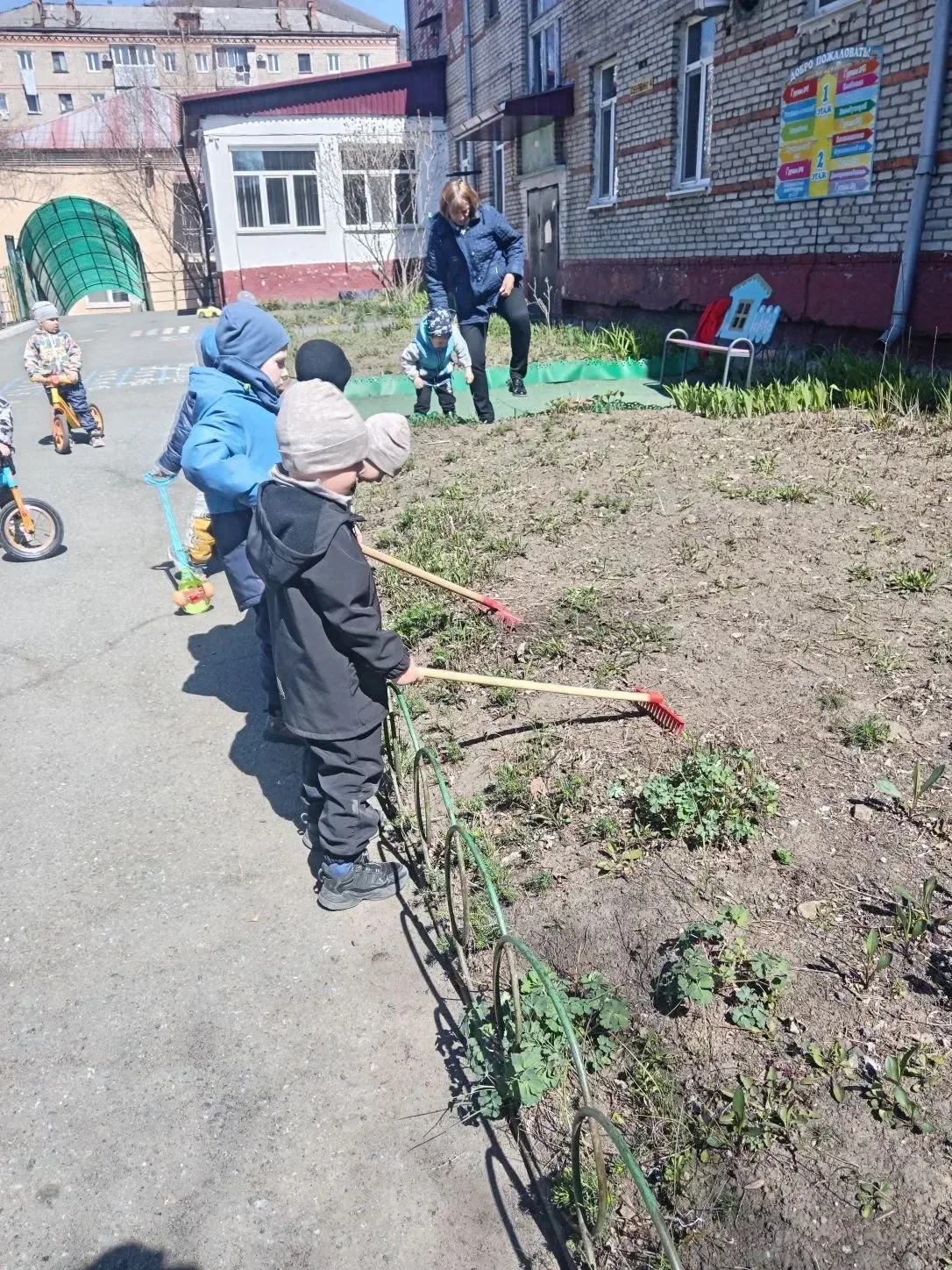 24 апреля в нашем саду прошёл весенний субботник! 🧹 Дружной командой вместе с нашими з...