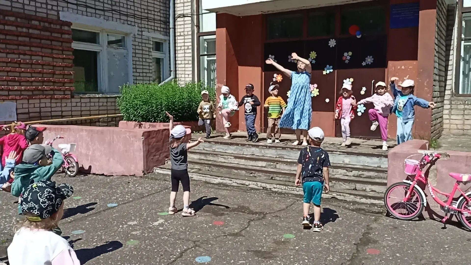 ТАНЦЕВАЛЬНЫЙ МАРАФОН

Музыкальные руководители тоже не сидят без дела! Для всех ребят от мала до вел