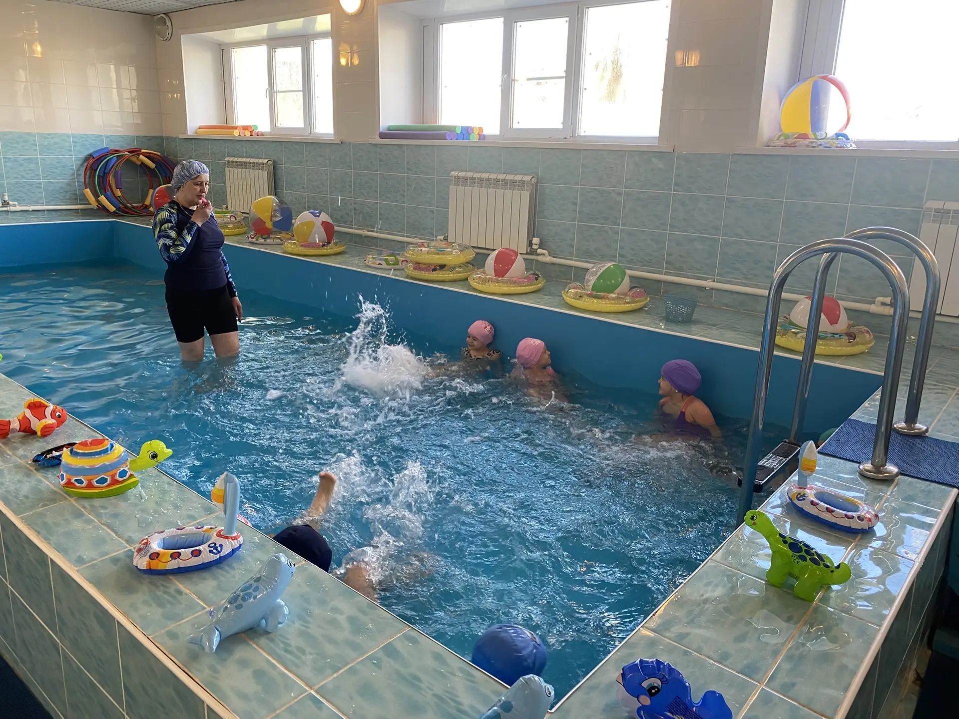 🏊‍♀️ Что может быть интереснее и полезнее занятий в бассейне? 🏊‍♂️

В нашем детском саду работает 