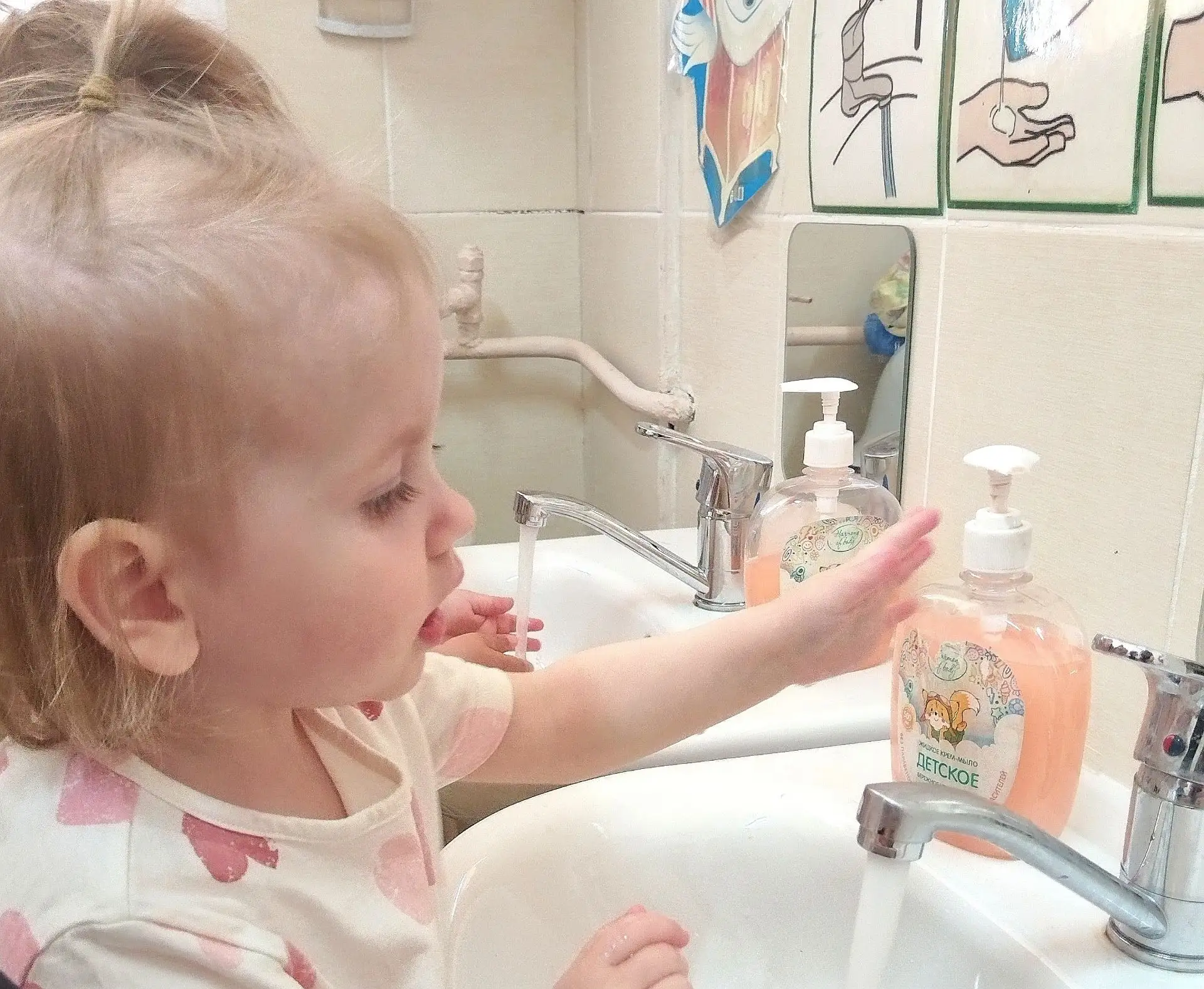 Эх, водичка, эх, вода,
Любим пить тебя всегда.
Нам водичка помогает,
Грязь с лица она смывает.
В ван