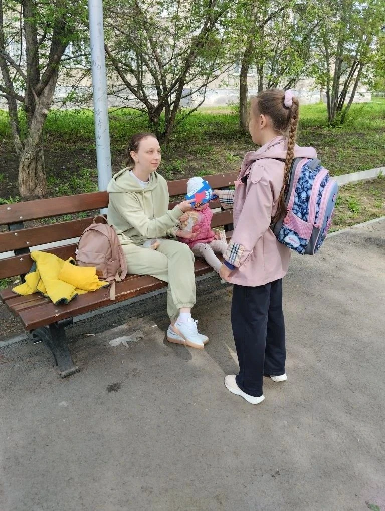 В преддверии 9 мая во 2"Б" классе прошёл мастер-класс по изготовлению поздравительных открыток 🎨✂️  