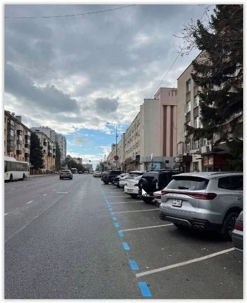 🚗 В Липецке начали наносить разметку для будущих платных парковок.