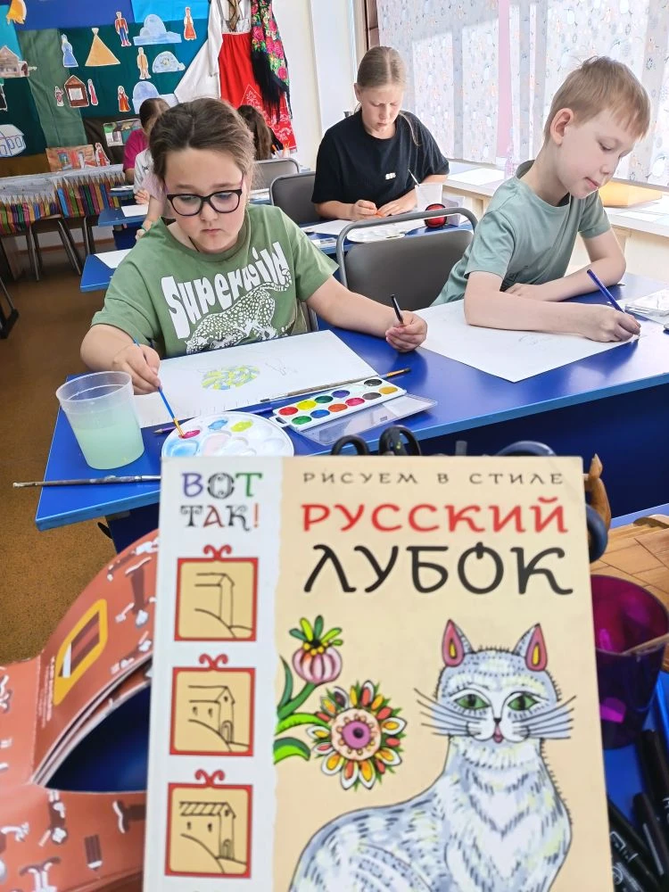 🎨 «Русский лубок»: юные художники из студии «КАРАНДАШ» покоряют народные традиции! 🎨

В профильной