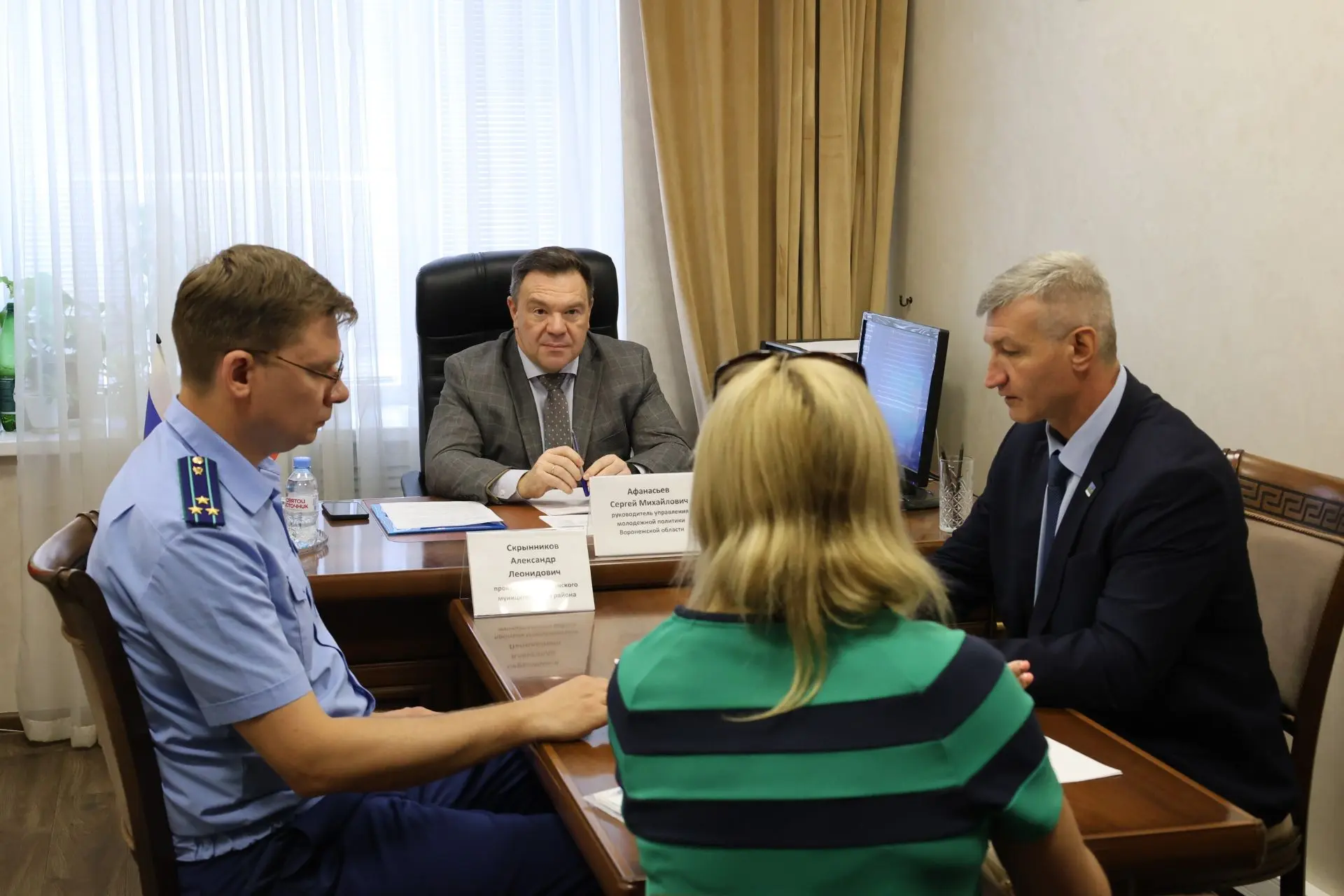 В общественной приемной губернатора в Новоусманском районе руководитель управления молодежной полити