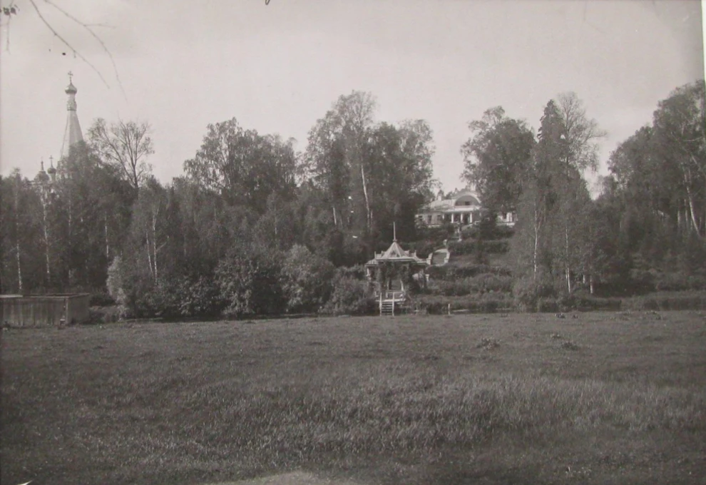 Вид усадьбы Медведково с противоположного берега Яузы, 1913 год.