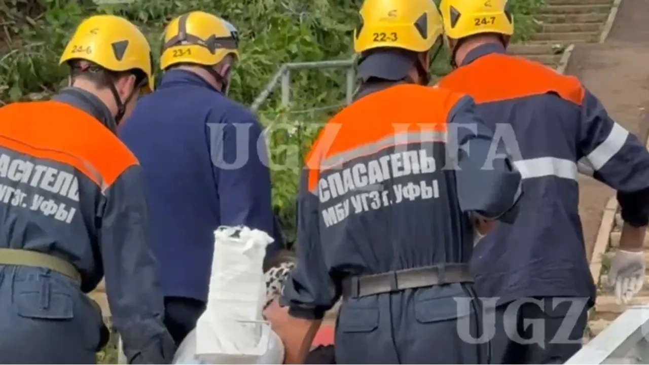 В Уфе спасатели помогли женщине с травмой
