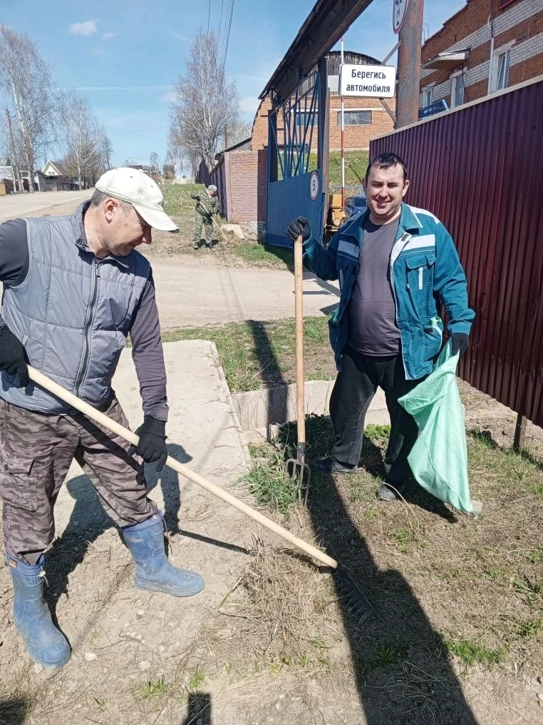 🌿 Работники тепловых сетей провели субботник.