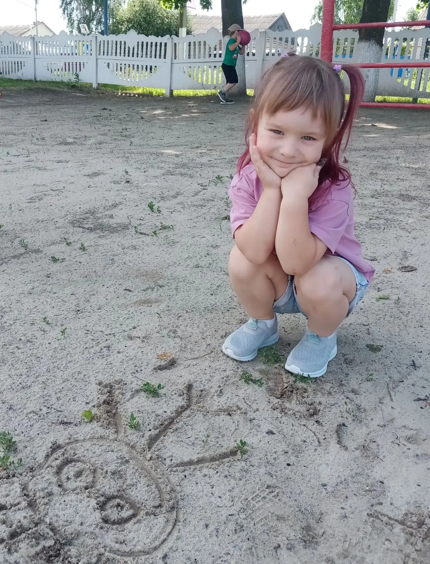 ☀️Прогулка в детском саду сегодня превратилась в настоящую творческую мастерскую. Худож...