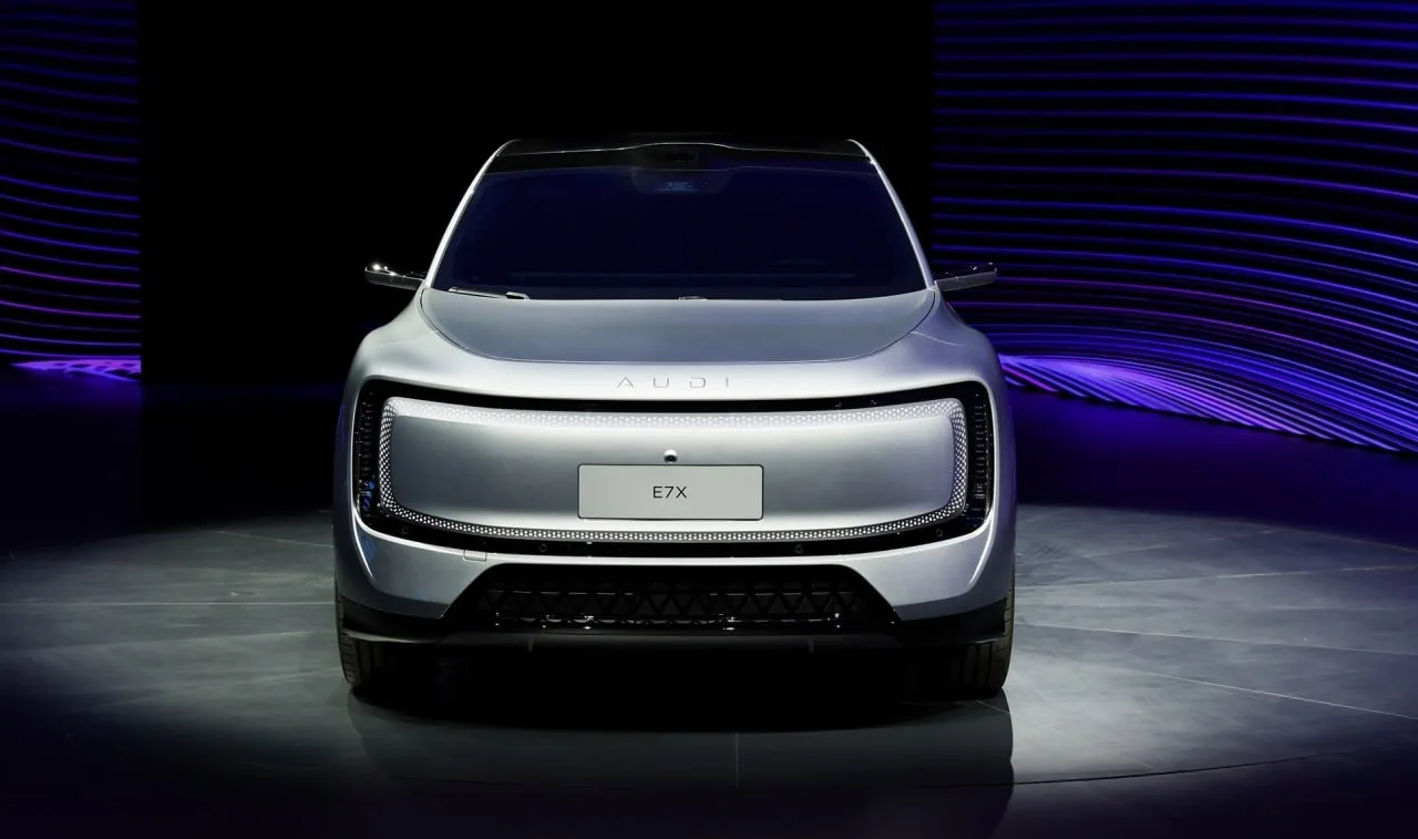 Китайская AUDI (тот самый суббренд без колец) представила второе авто — кроссовер E7X.  В пятиметров