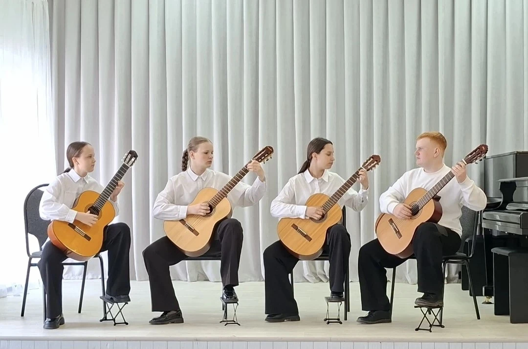 🎸Поздравляем ансамбль гитаристов «Камертон» Детской школы искусств им. Л. В. Виноградо...