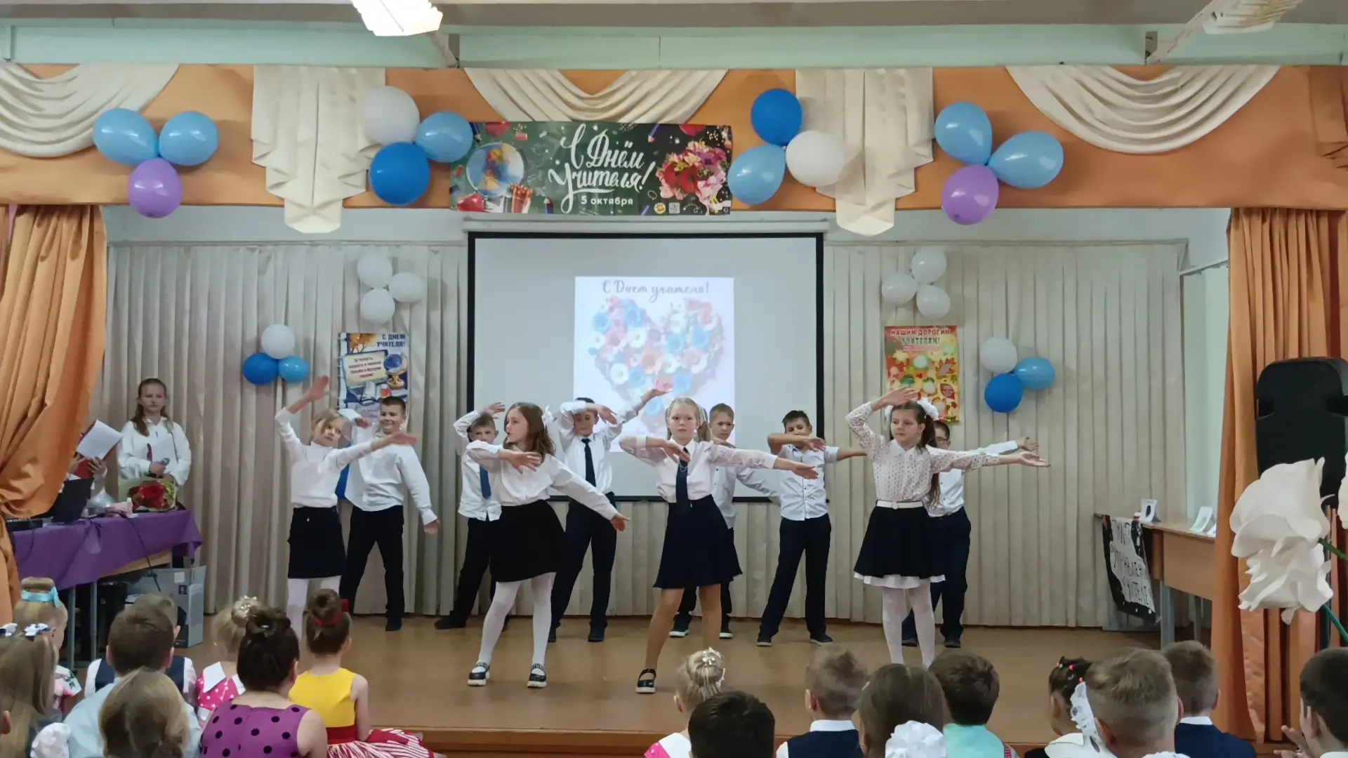 Танец от 3 класса.