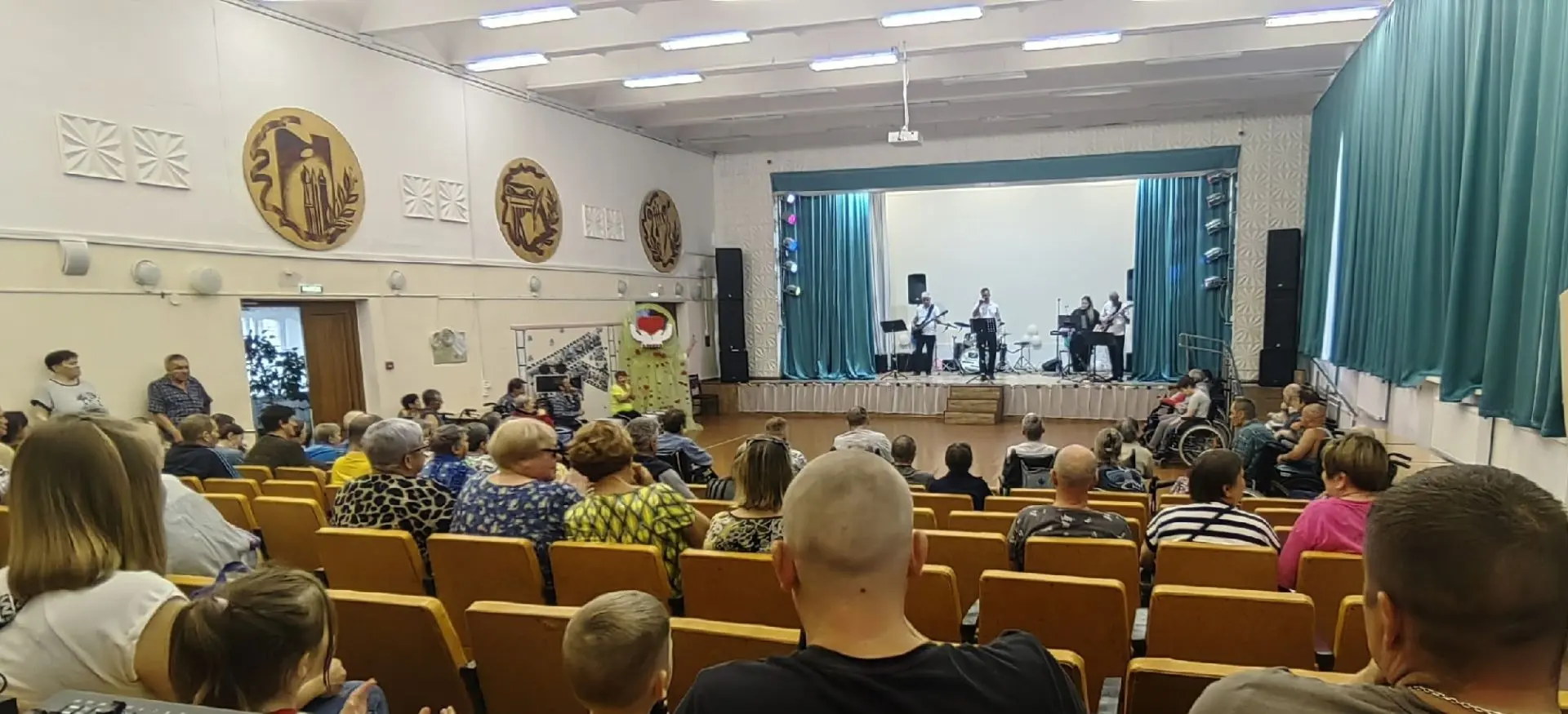 Сегодня в доме-интернате — мощный заряд позитива! 
 
В гостях кавер-группа «ДЕСЯТЫЙ РЕГИОН». @club20