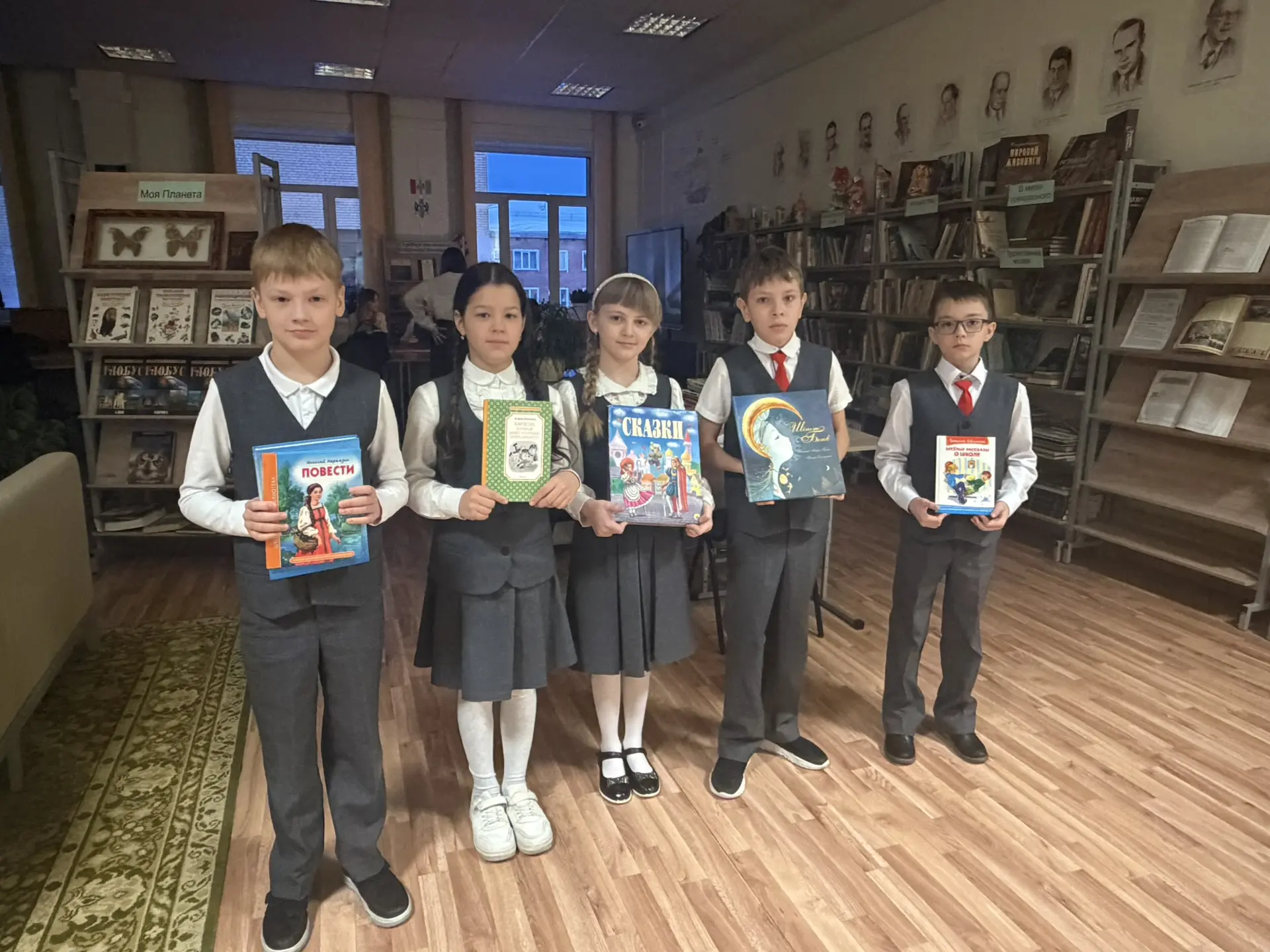 Акция «Подари книгу» 📚  Школьники дарят книги нашей библиотеке!  У нас замечательная новость! Наша б