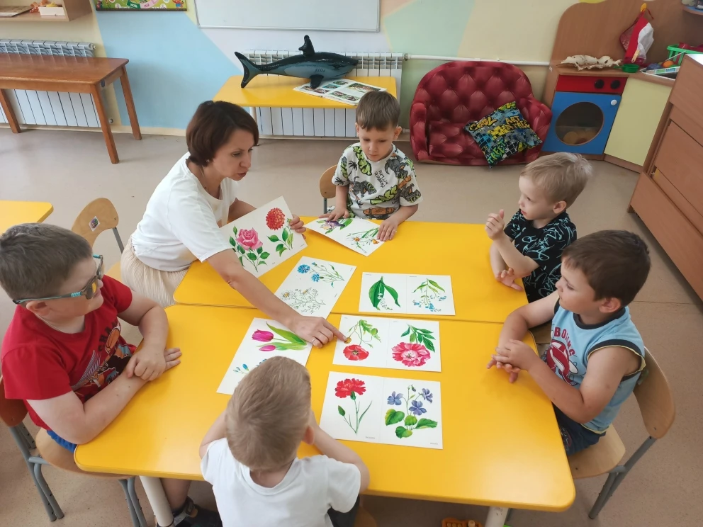 💫Яркость лета можно увидеть в луговых травах и цветах, в крыльях бабочек и радуге после дождя. 
Сег